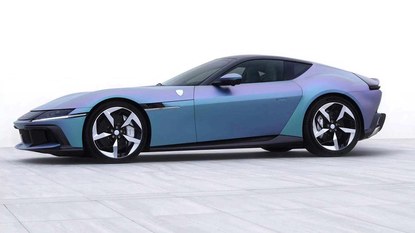 Ferrari 12Cilindri με χρώμα «χαμαιλέοντα» & καμπίνα με τρίχες αλόγου  